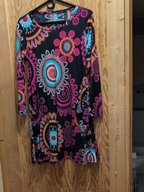 Women’s Black Floral Medallion Long-Sleeve Tunic Top